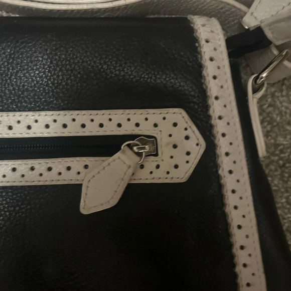 Danier beautiful saddle purse in mint condition. Crossbody with tassles - Picture 8 of 9